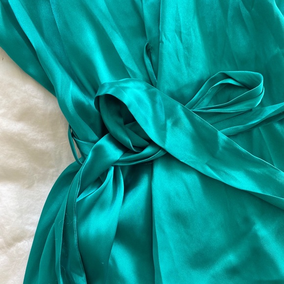 Emerald Satin Robe - Picture 2 of 4
